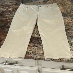 Glenfield “Peddle pushers”size 4. Never worn. Brand new. Beige color.